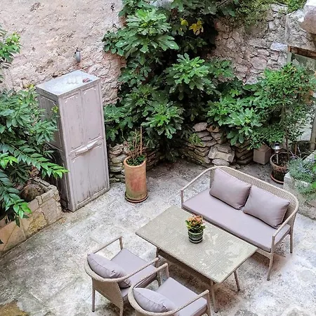 בית נופש Private Courtyard Medieval Stone In Old Town